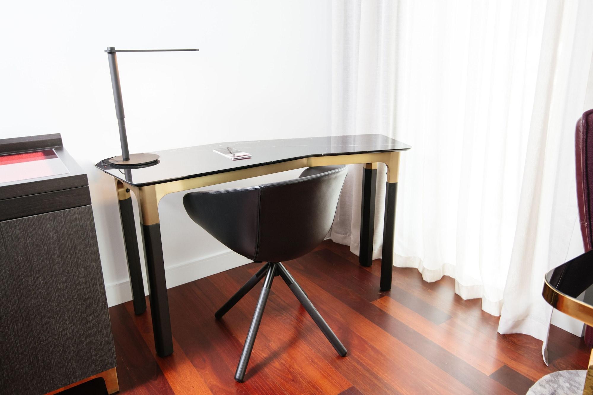 Qt Perth Hotell Exteriör bild A modern desk