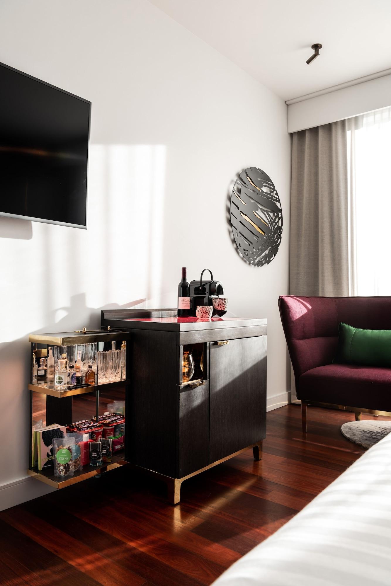 Qt Perth Hotell Exteriör bild A Nespresso machine in a hotel room