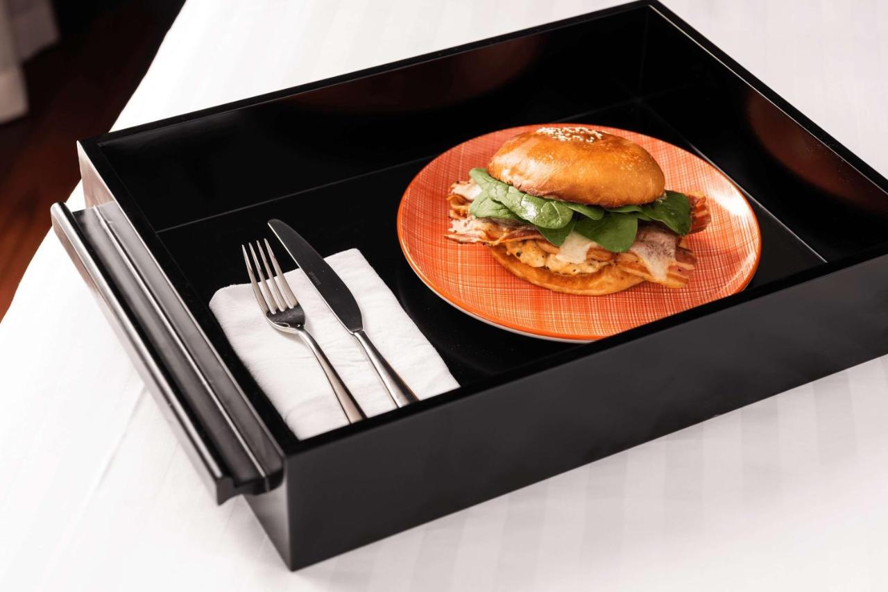 Qt Perth Hotell Exteriör bild A wooden plate