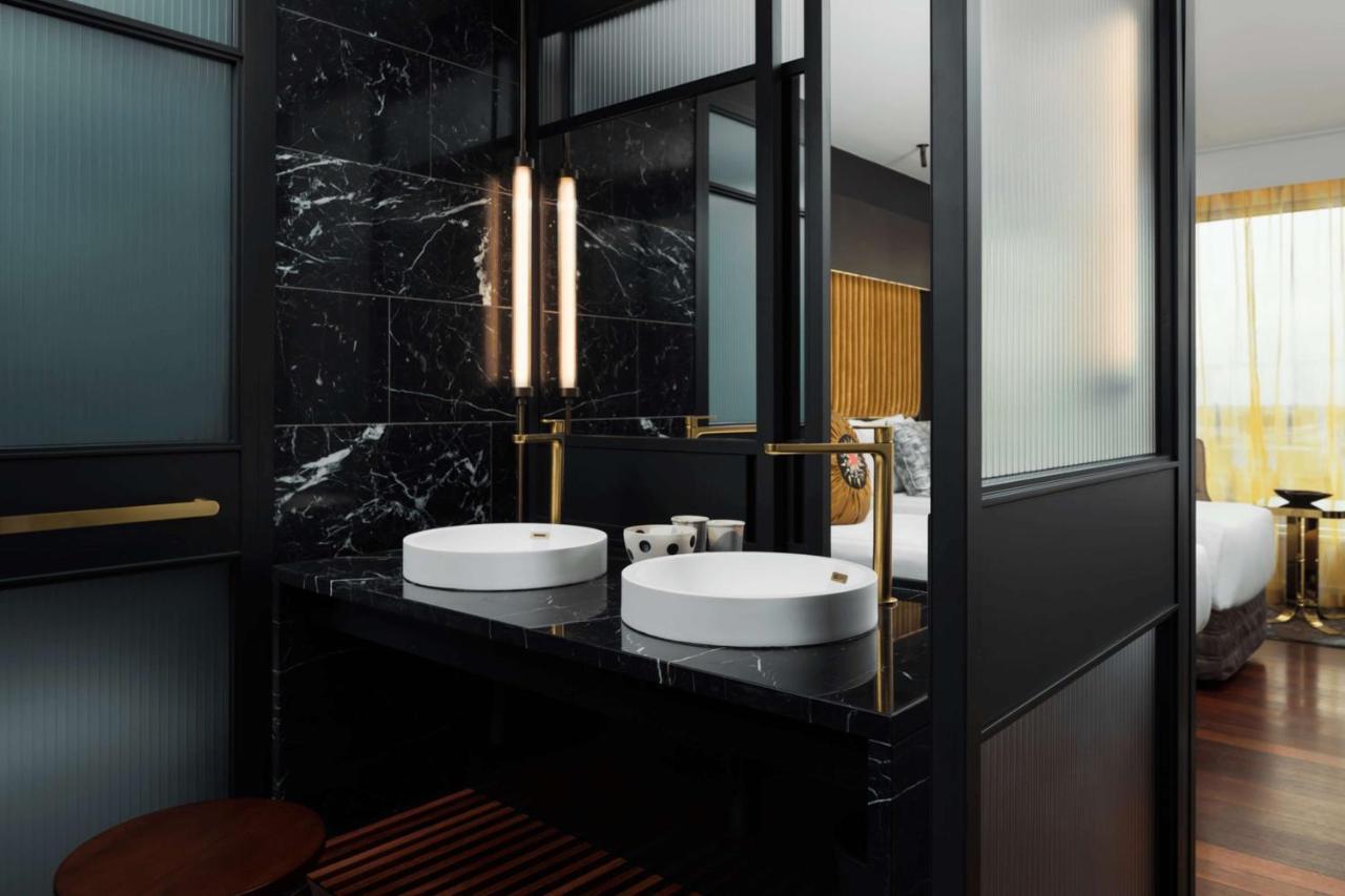 Qt Perth Hotell Exteriör bild Bathroom