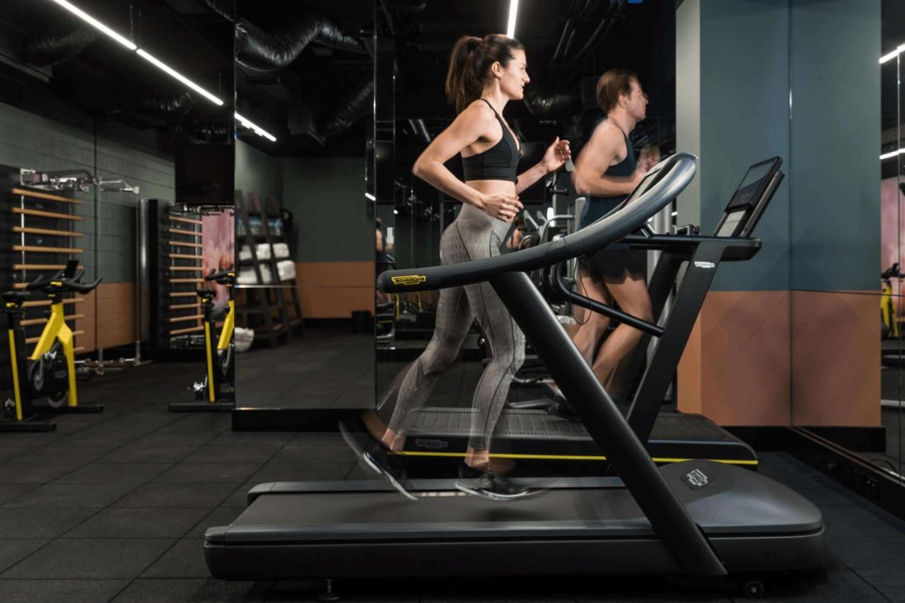 Qt Perth Hotell Exteriör bild A treadmill in use