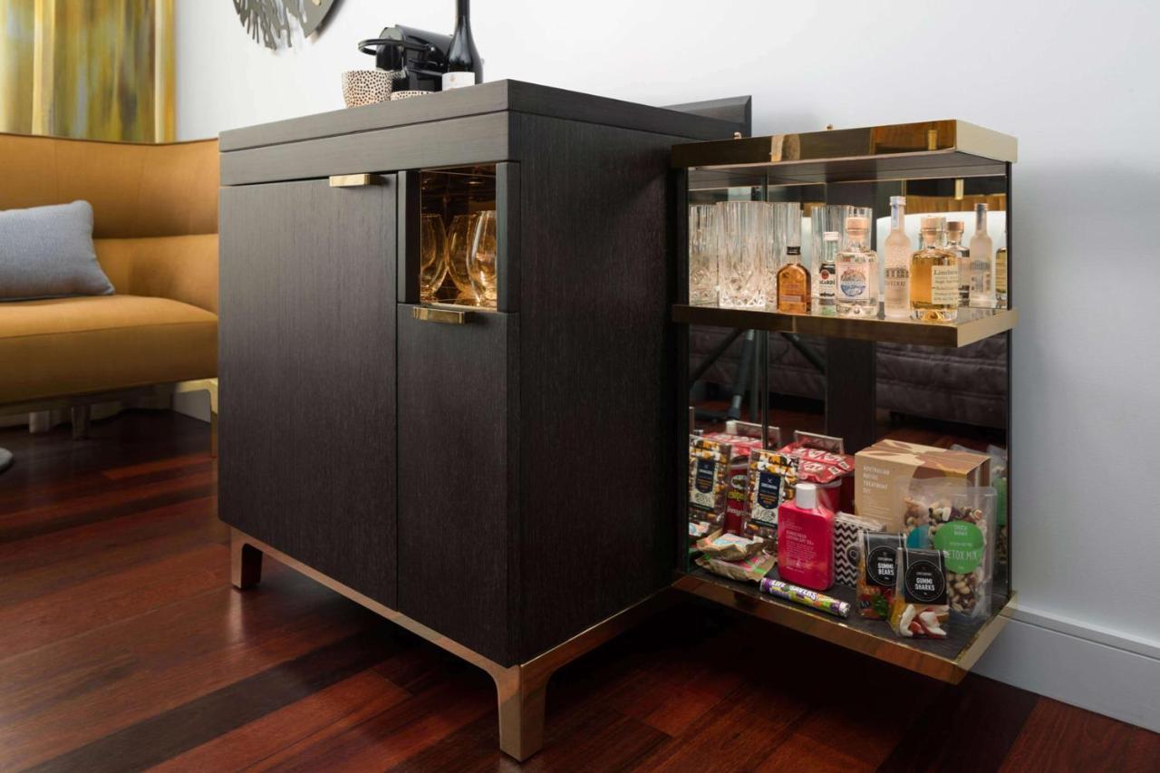 Qt Perth Hotell Exteriör bild A bar cabinet