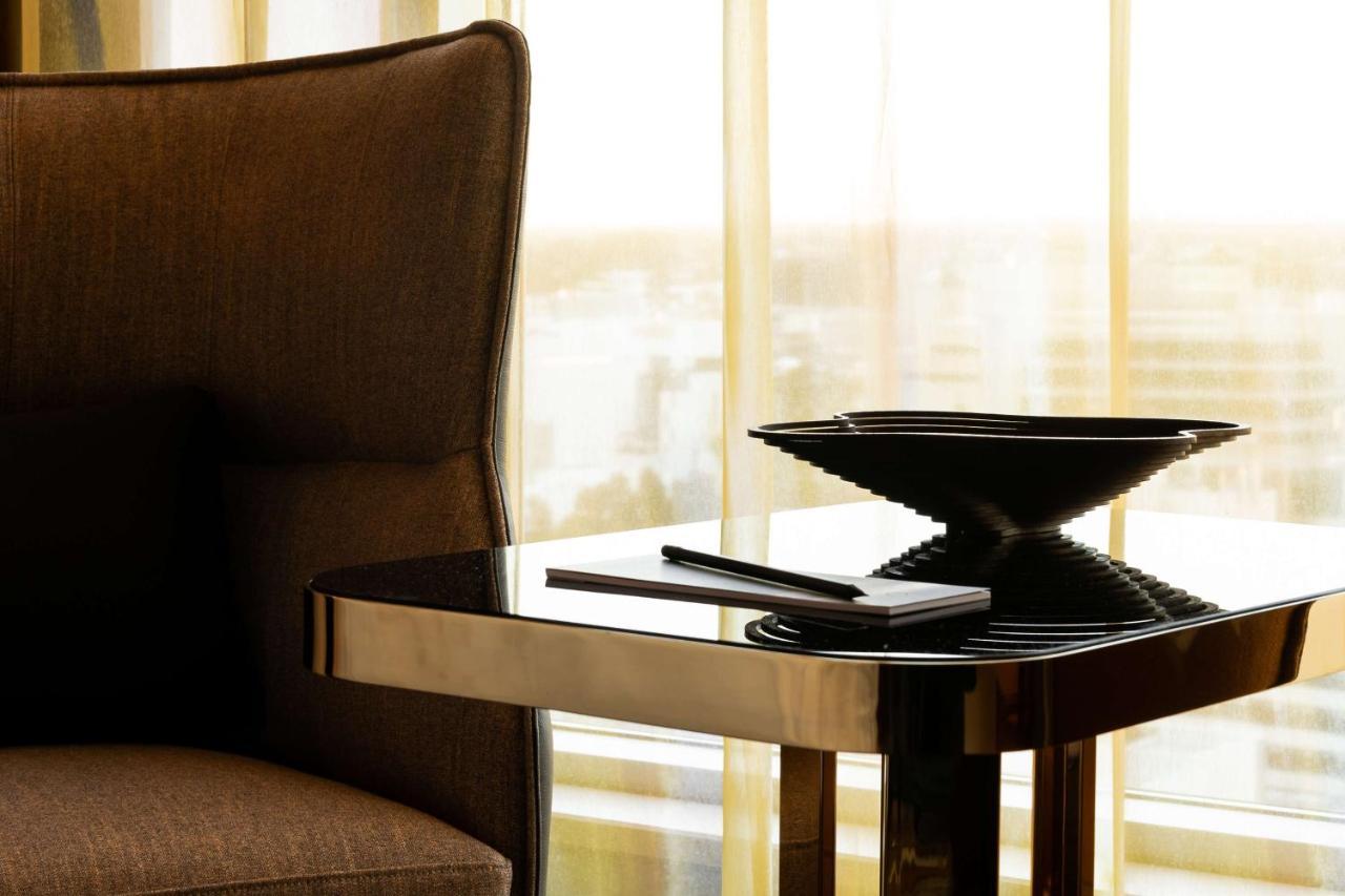 Qt Perth Hotell Exteriör bild A side table