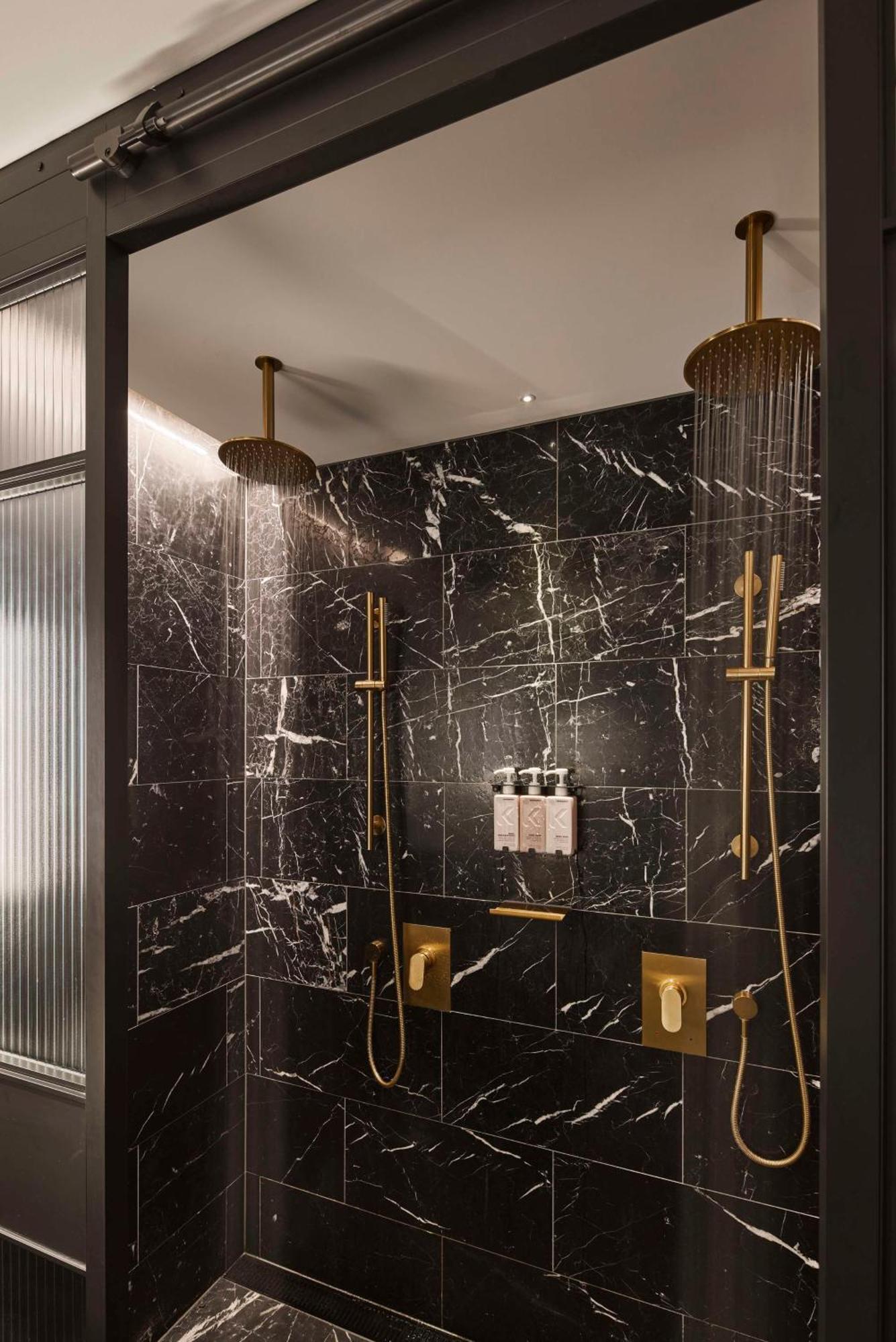Qt Perth Hotell Exteriör bild A shower