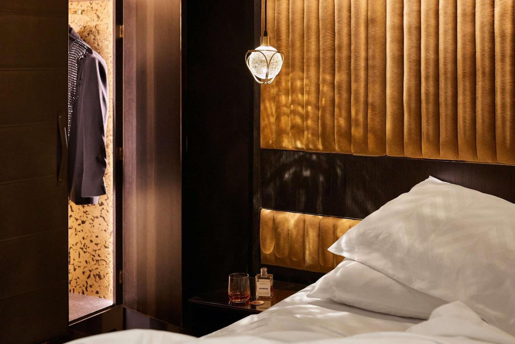 Qt Perth Hotell Exteriör bild A bedroom at The Ivy Hotel