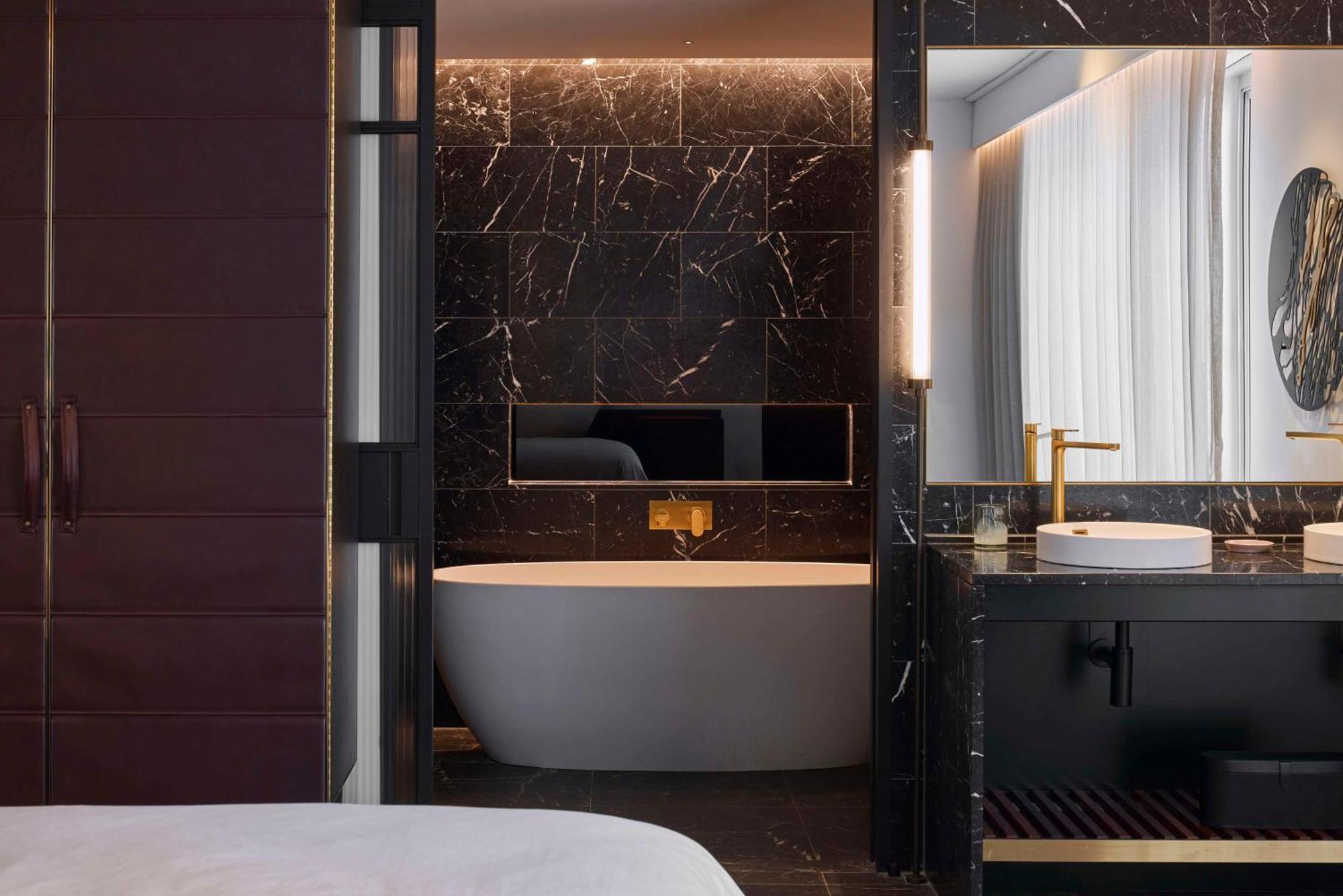 Qt Perth Hotell Exteriör bild A bathroom at the hotel