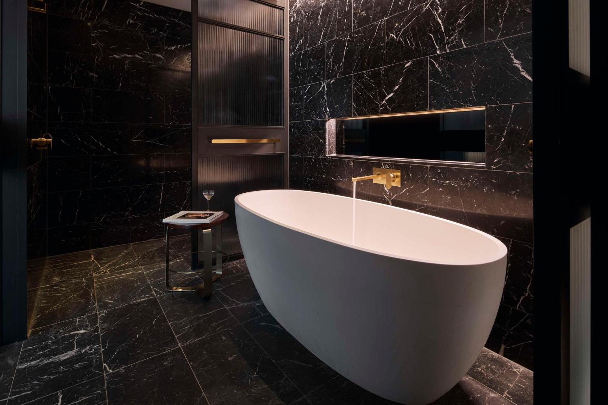 Qt Perth Hotell Exteriör bild Bathroom