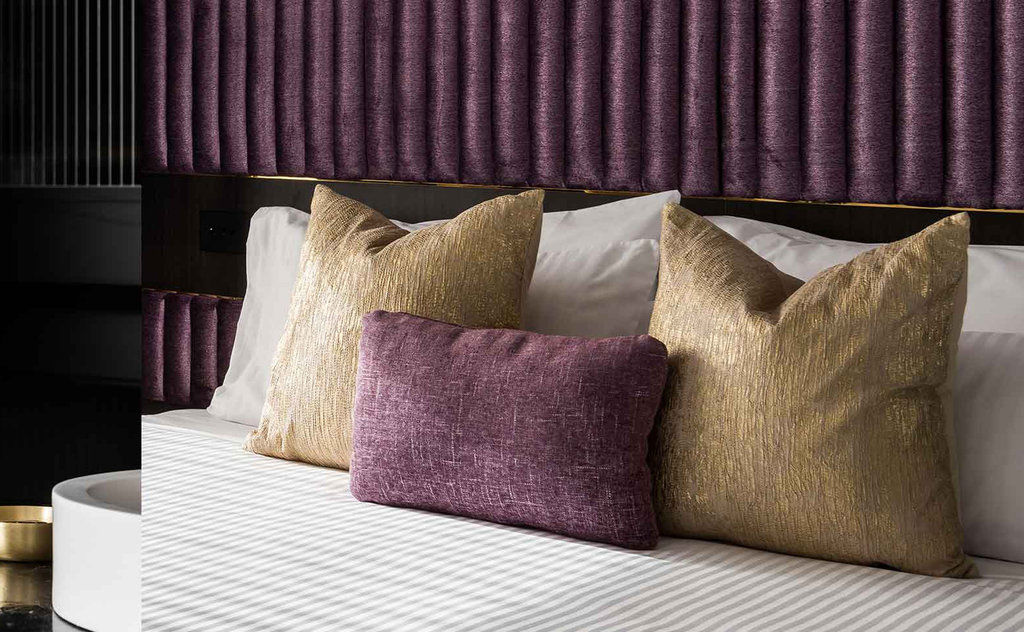 Qt Perth Hotell Exteriör bild A bed with cushions