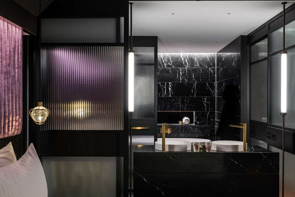Qt Perth Hotell Exteriör bild Bathroom